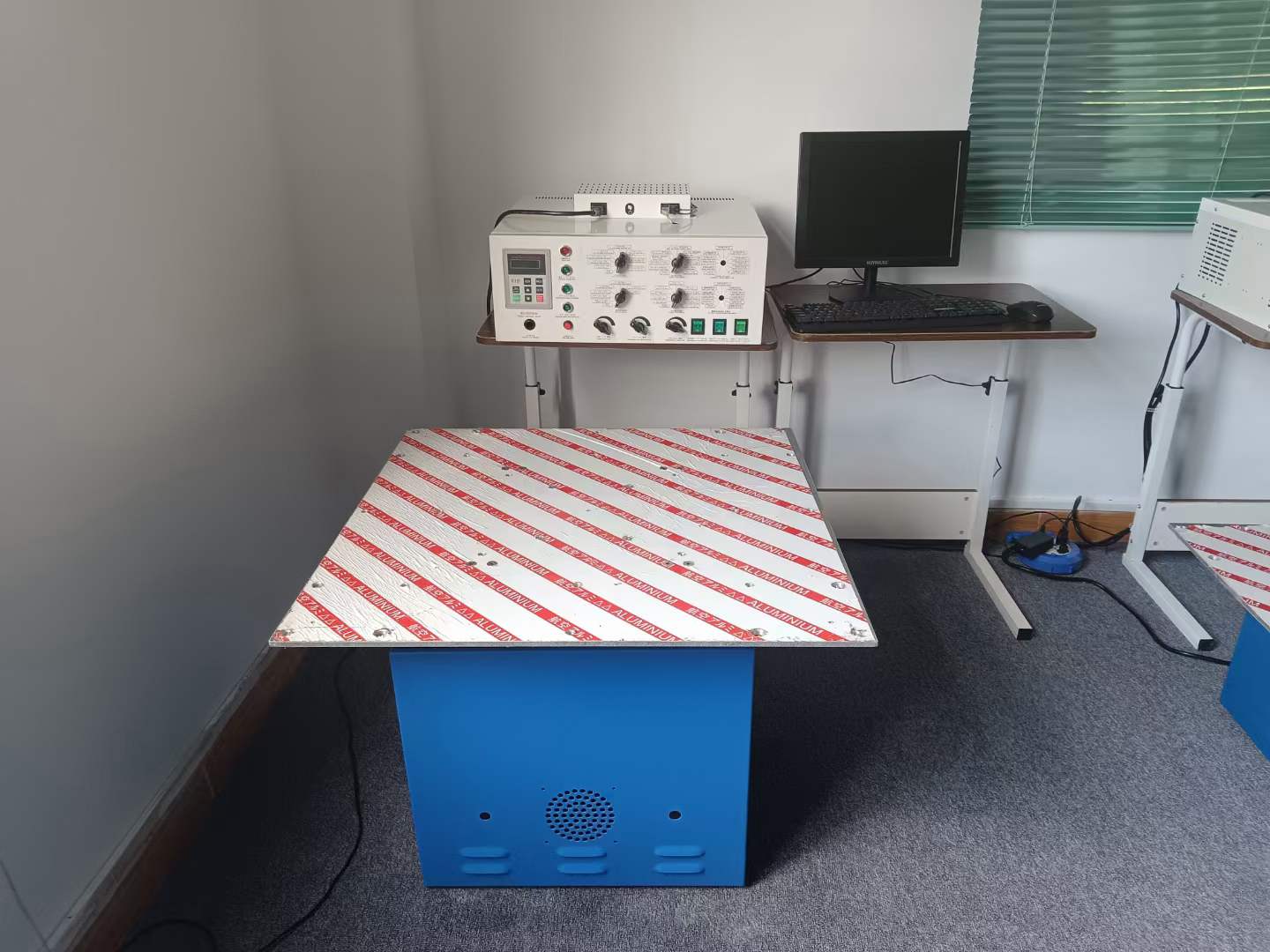 電磁式振動台