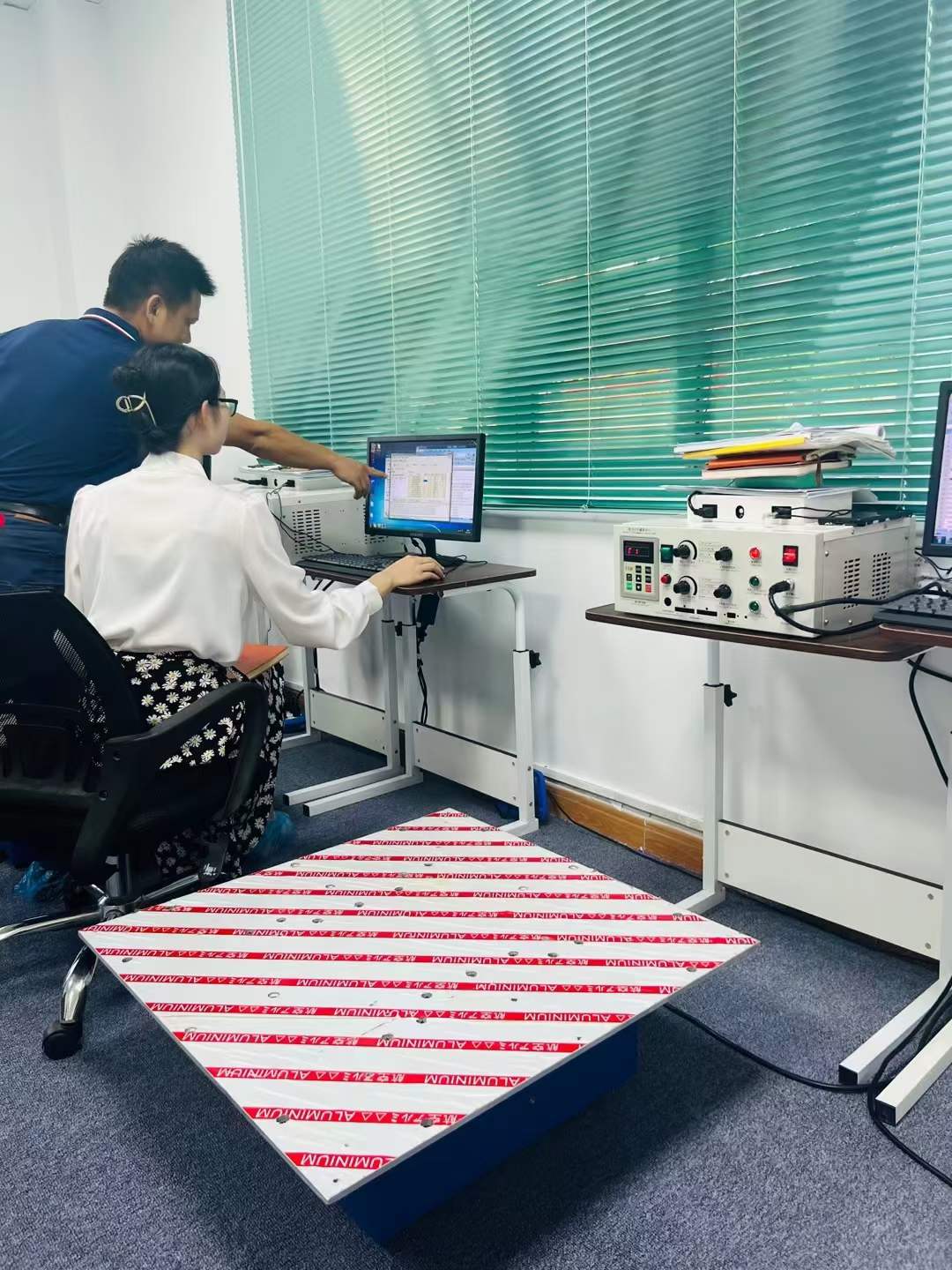 電磁式振動台
